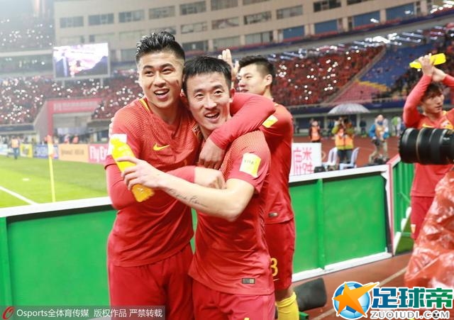陈丽萍摆摆手：嗐，咱们暴走队的宗旨就是不抛弃、不放弃，怎么能让你一个人掉队呢？我陪你走吧，正好我今天关节不太舒服，也不适合走得太快。